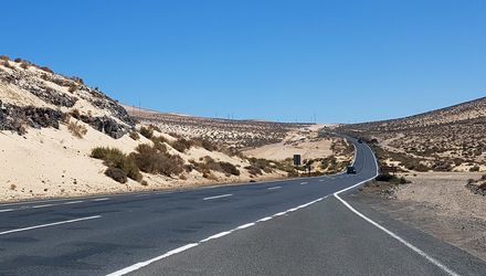 roadtrip cover - straße in wüste