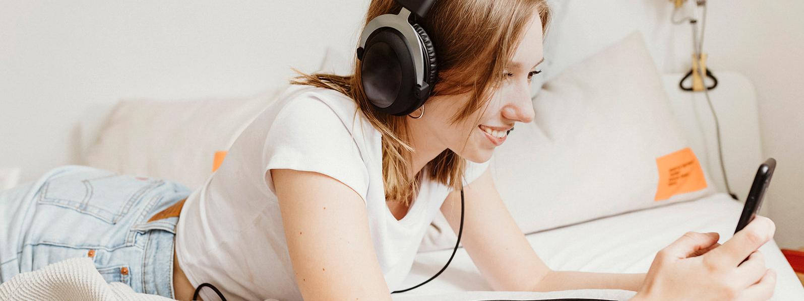 Frau hört Podcasts